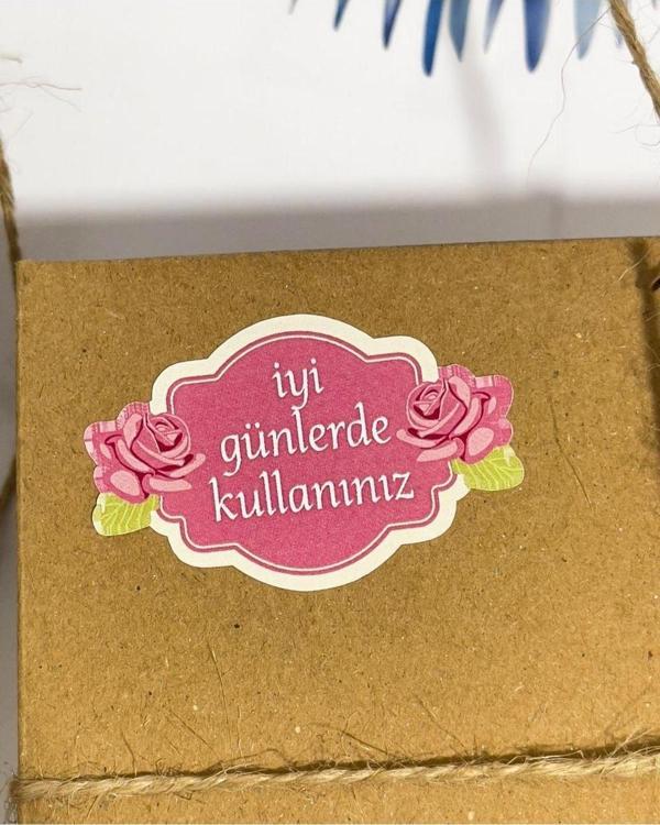 Butiksosyetik İyi Günlerde Kullanınız Güllü Özel Kesim Yapışkanlı Etiket 32 x 50 Mm 63 Adet - Image 1