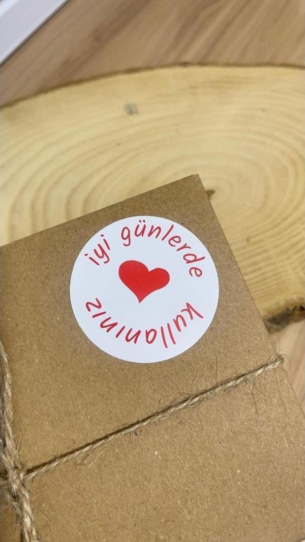 Butiksosyetik İyi Günlerde Kullanınız Kalpli Kırmızı Yazılı Yuvarlak Yapışkanlı Etiket 5 x 5 cm 100 Adet - Image 1