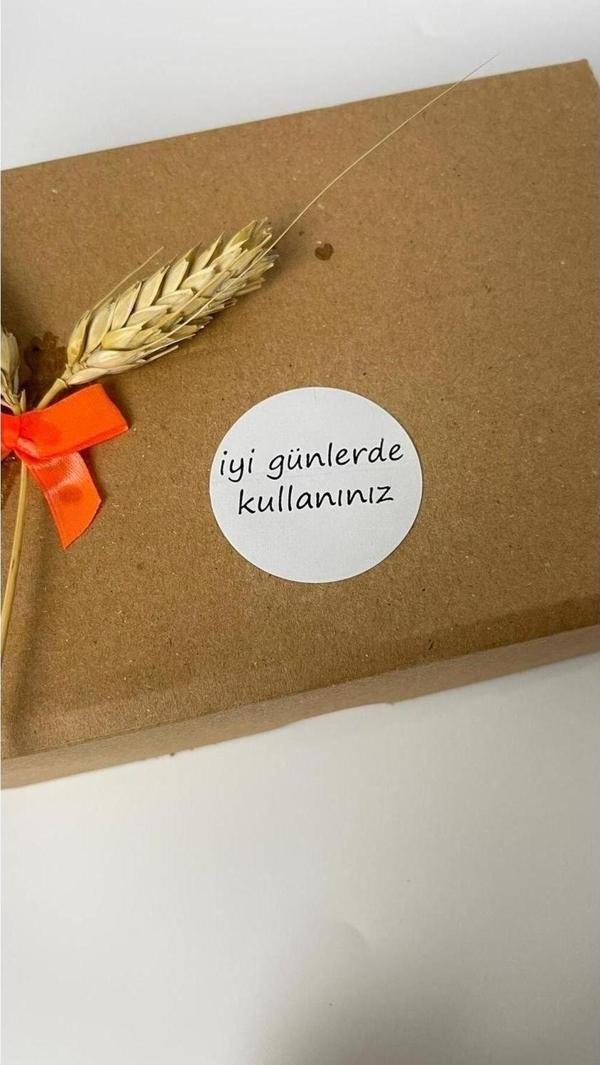 Butiksosyetik İyi Günlerde Kullanınız Siyah Düz Yazılı Yuvarlak Yapışkanlı Etiket 4 x 4 cm 120 Adet - Image 1