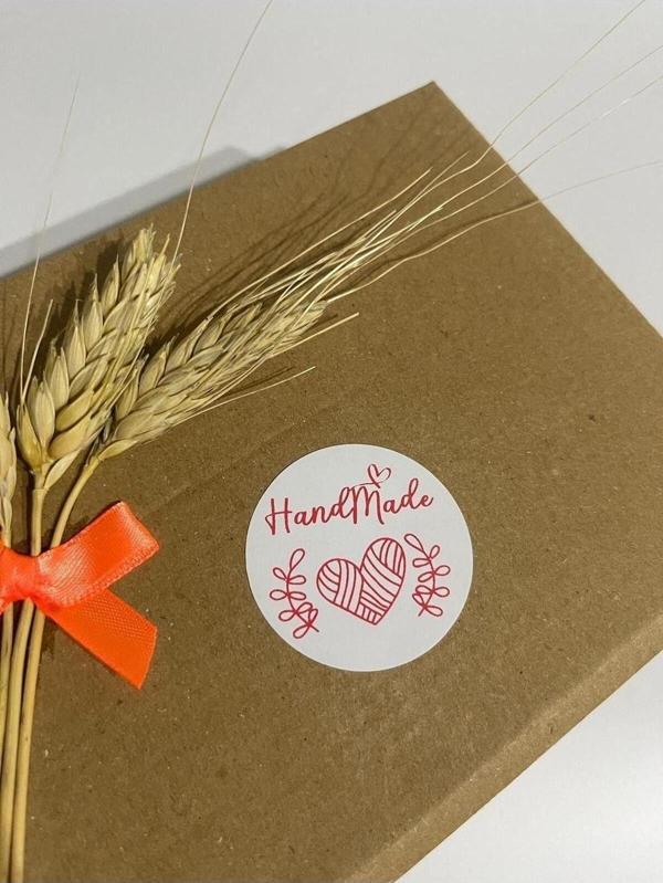 Butiksosyetik Handmade Örme Kalpli Kırmızı Yazı Yuvarlak Yapışkanlı Etiket 5 x 5 cm 100 Adet - Image 1