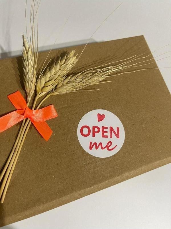 Butiksosyetik Open Me Kalpli Kırmızı Yazı Yuvarlak Yapışkanlı Etiket 3 x 3 cm 150 Adet - Image 1