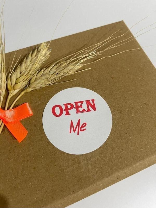 Butiksosyetik Open Me Kırmızı Yazı Yuvarlak Yapışkanlı Etiket 3 x 3 cm 150 Adet - Image 1
