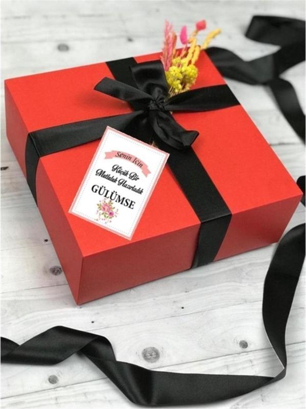 Butiksosyetik Küçük Bir Mutluluk Hazırladık Gülümse 7 x 5 cm 50 Adet - Image 1