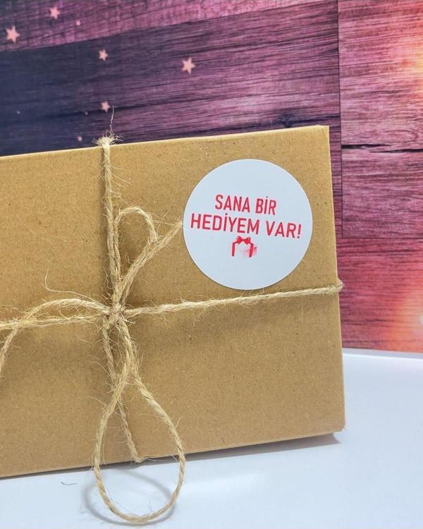 Butiksosyetik Sana Bir Hediyem Var Kırmızı Yazılı Yuvarlak Yapışkanlı Etiket 4 x 4 cm 120 Adet - Image 1