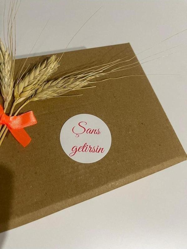 Butiksosyetik Şans Getirsin Kırmızı El Yazılı Yuvarlak Yapışkanlı Etiket 4 x 4 cm 120 Adet - Image 1