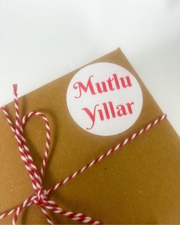 Butiksosyetik Mutlu Yıllar Kırmızı Yazılı 4 cm Yuvarlak Sticker Etiket 120 Adet - Image 1