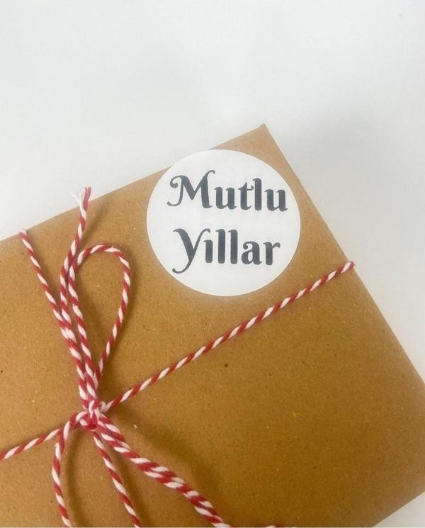 Butiksosyetik Mutlu Yıllar Siyah Yazılı 5 cm Yuvarlak Sticker Etiket 100 Adet - Image 1