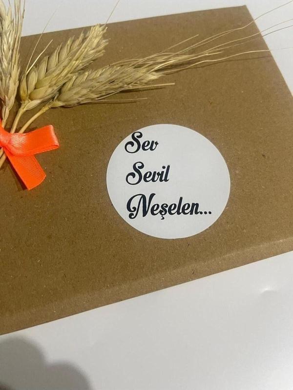 Butiksosyetik Sev Sevil Neşelen Siyah Yazılı Yuvarlak Yapışkanlı Etiket 4 x 4 cm 120 Adet - Image 1