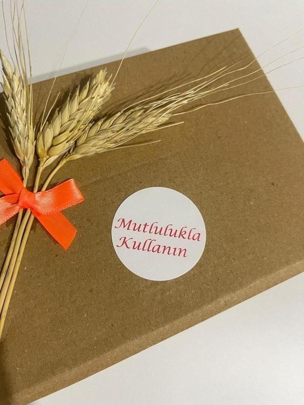 Butiksosyetik Mutlulukla Kullanın Kırmızı Yazı Yuvarlak Yapışkanlı Etiket 4 x 4 cm 120 Adet - Image 1