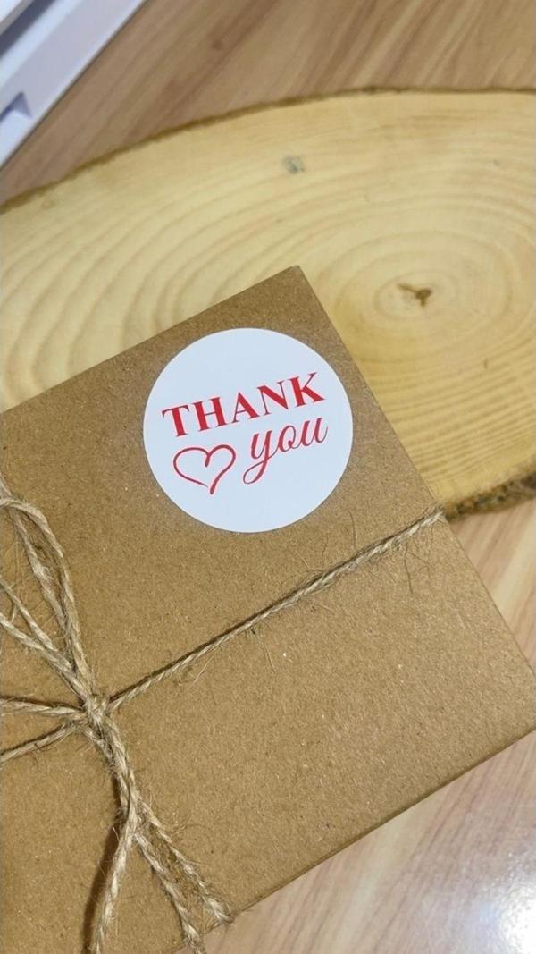 Butiksosyetik Thank You Kalpli Kırmızı Yazılı Yuvarlak Yapışkanlı Etiket 4 x 4 cm 120 Adet - Image 1