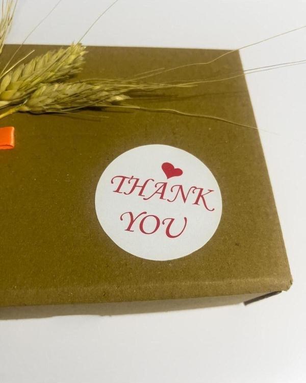 Butiksosyetik Thank You Kırmızı Yazılı Üstü Kalpli Yuvarlak Yapışkanlı Etiket 3 x 3 cm 150 Adet - Image 1