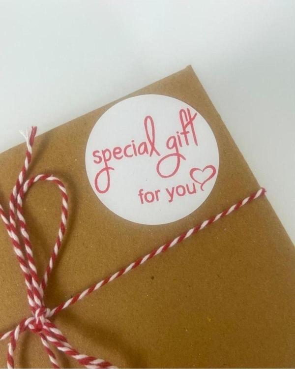 Butiksosyetik Special Gift You Kalpli Kırmızı Yazılı 5 cm Yuvarlak Etiket 100 Adet - Image 1