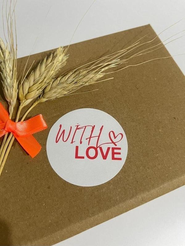 Butiksosyetik With Love Kırmızı Yazılı Kalpli Yuvarlak Yapışkanlı Etiket 5 x 5 cm 100 Adet - Image 1