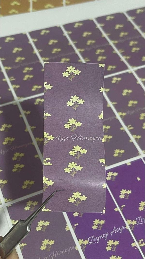 Butiksosyetik Tam Kapama Çikolata Etiketi Eflatun Renk 3,8 x 9 cm 50 Adet - Image 1