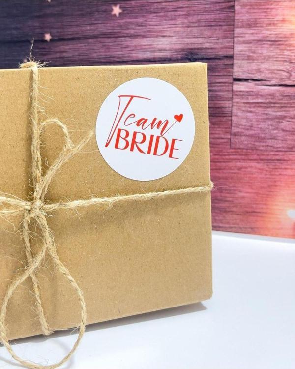 Butiksosyetik Team Brıde Yazılı Yuvarlak Yapışkanlı Etiket 5 x 5 cm 100 Adet - Image 1