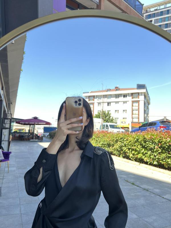 Omuzu taş dökümlü saten gömlek - siyah renk - Image 1