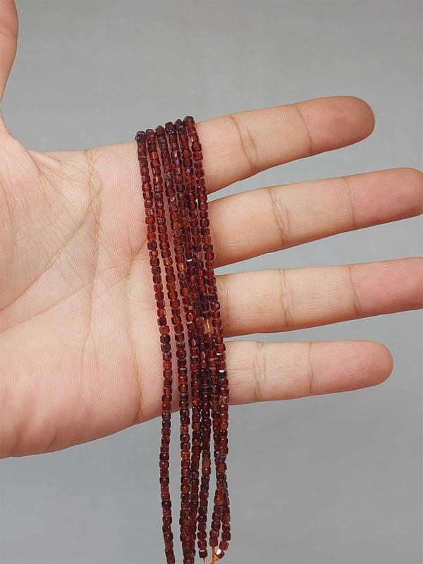 Bileklik Boy Lal (GRANAT) (GARNET) Taşı Küp Şekilli Dizi 2mm Yarım Dizi (17CM UZUNLUĞUNDADIR) - Image 1