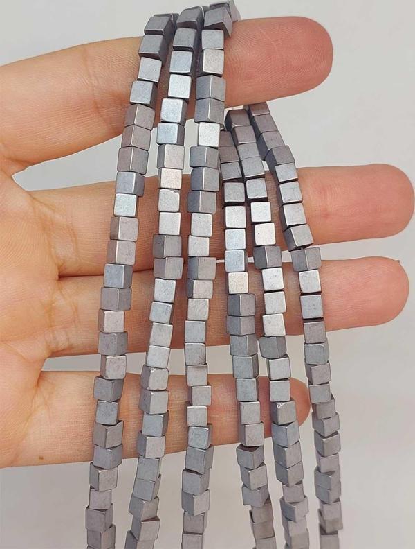 Bileklik Boy Hematit Taşı Küp Şekilli 4mm Yarım Dizi (49668) (18CM UZUNLUĞUNDADIR) - Image 1