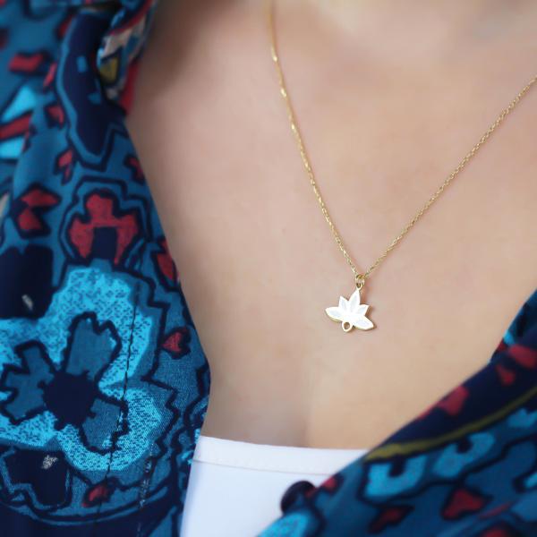 Glorria Gümüş Sedefli Lotus Kolye - Image 1