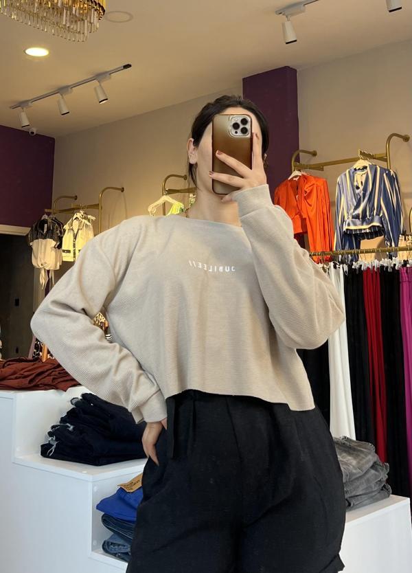 LAVESSA CROP YAZI DETAYLI UZUN KOL BLUZ - BEJ RENK - Image 1