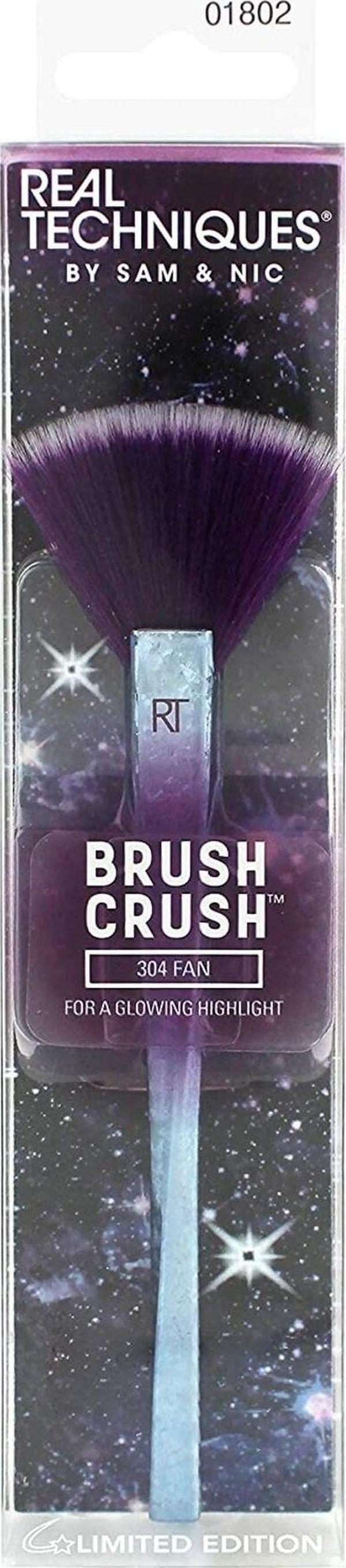 NCK Real Techniques Real Techniques Brush Crush Fan Brush Aydınlatıcı Fırçası 1 Paket (1 x 1 Adet) - Image 1