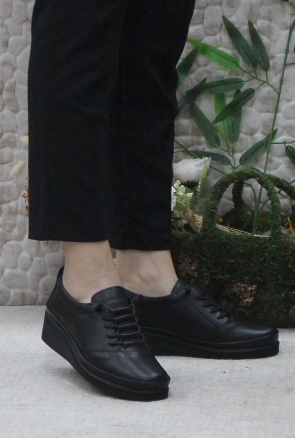 Mehmet Mete 4299 Siyah Hakiki Deri Lastik Bağçıklı Yumuşak Kadın Ayakkabı - Image 1