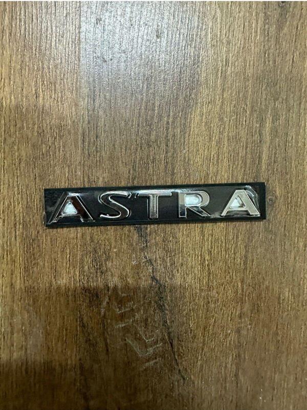 NS Nilser Auto Parts Opel ASTRA Arka Bagaj Yazısı Krom - Image 1