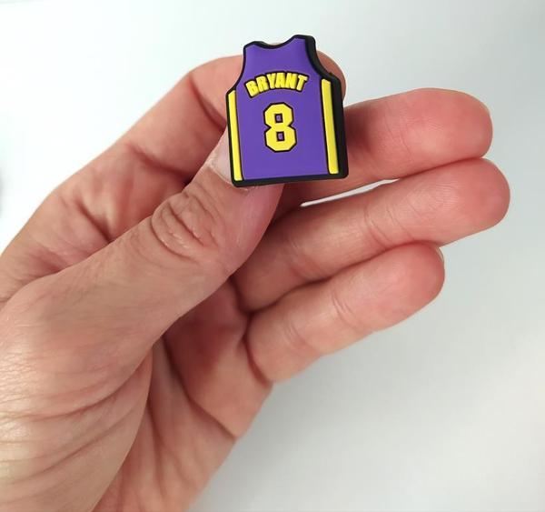Terlik Ayakkabı Sandalet Tokası Kobe Bryant Forması 1 Adet Silikon Kız Erkek Aksesuar Hediye   - Image 1
