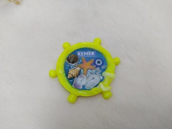 Dümen Görünümlü Epoksi Yeşil Magnet Mıknatıslı Deniz Kabuklu Kemer Yazılı Buzdolabı Süsü - Image 1
