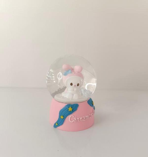 Kar Küresi Sanrio Işıklı Kar Küresi Ev Ofis Dekor Biblo Obje 9 cm    - Image 1