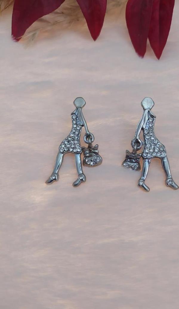 Hdmarketim Swarovski Işıltılı Taşlı Bayan Figürlü Sallantılı Küpe - Image 1