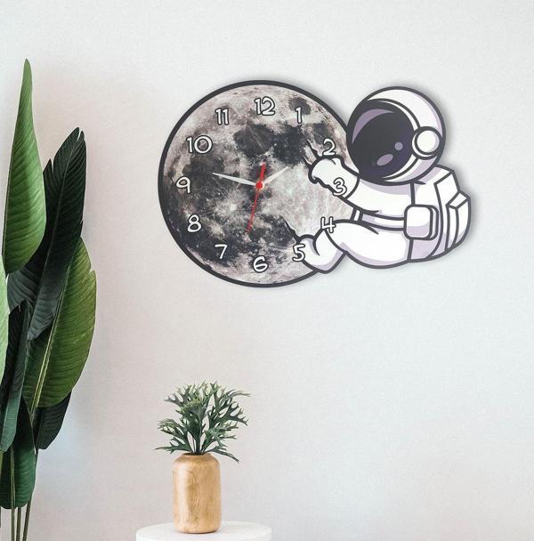 Dekoratif Astronot Ve Ay Temalı Çocuk Odası Duvar Saati - Image 1