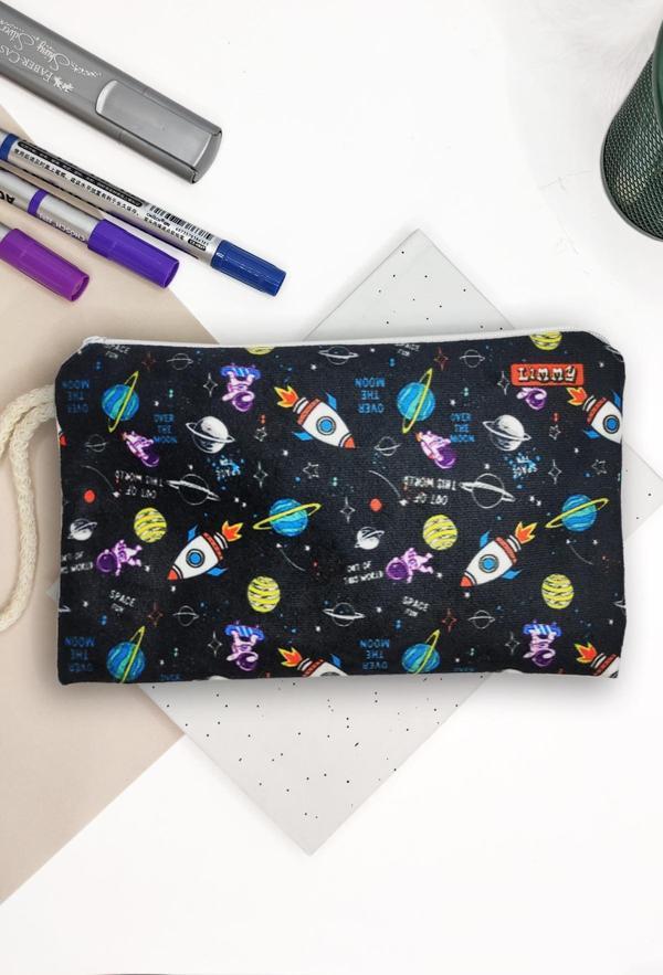 Astronot Desenli Kalem Kutusu Yıkanabilir Bez Kalemlik - Image 1