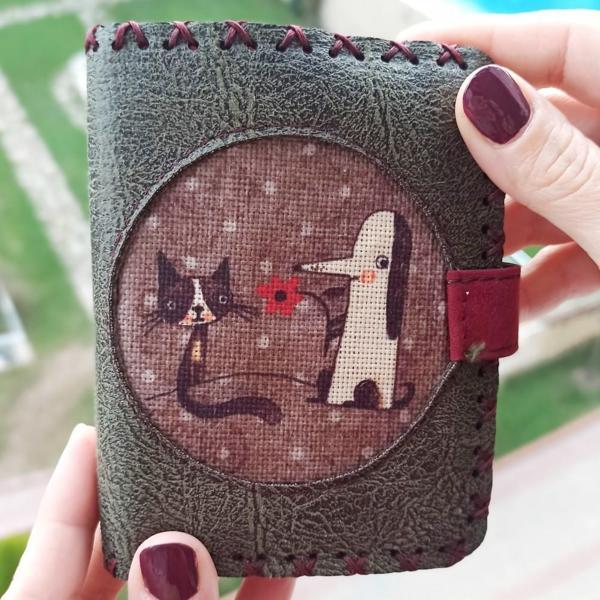 El Yapımı Kadın Cüzdan Vegan Deri Kedi Köpek Görselli Haki Renk - Image 1