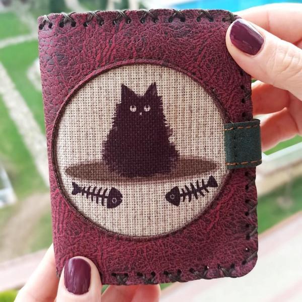 El Yapımı Kadın Cüzdan Vegan Deri Tombul Kedi Görselli Bordo Renk - Image 1