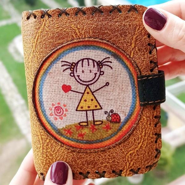 El Yapımı Kadın Cüzdan Vegan Deri Sevimli Kız Görselli Hardal Renk - Image 1
