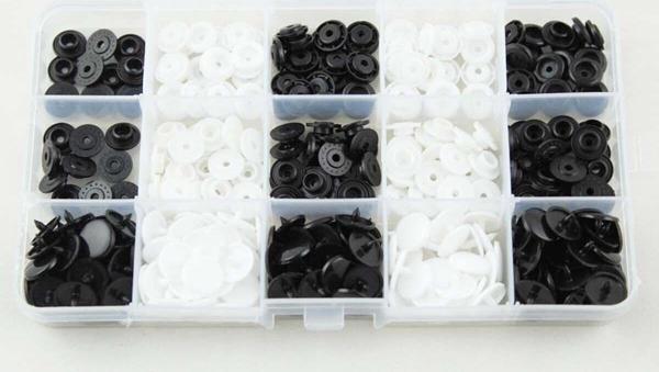 İşkur Makina 100 Set Plastik Siyah Beyaz Renk Çıt Çıt Düğme Ve Saklama Kutusu - Image 1