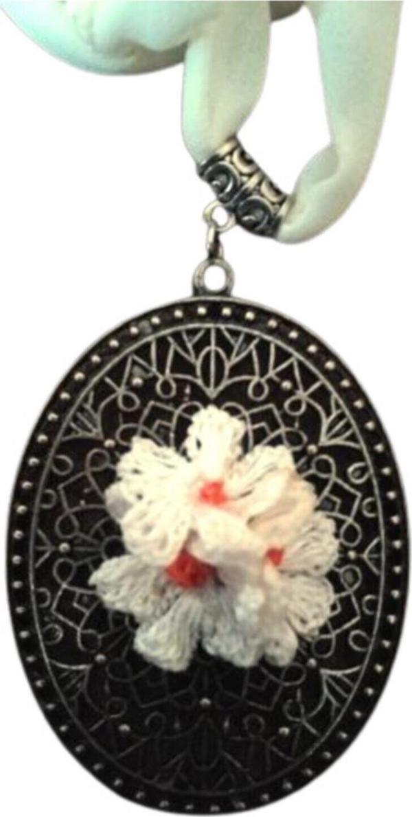 El&Ma Design Krem Otantik Iğne Oyası Çiçek Motifli Oval Şifon Kolye - Image 1