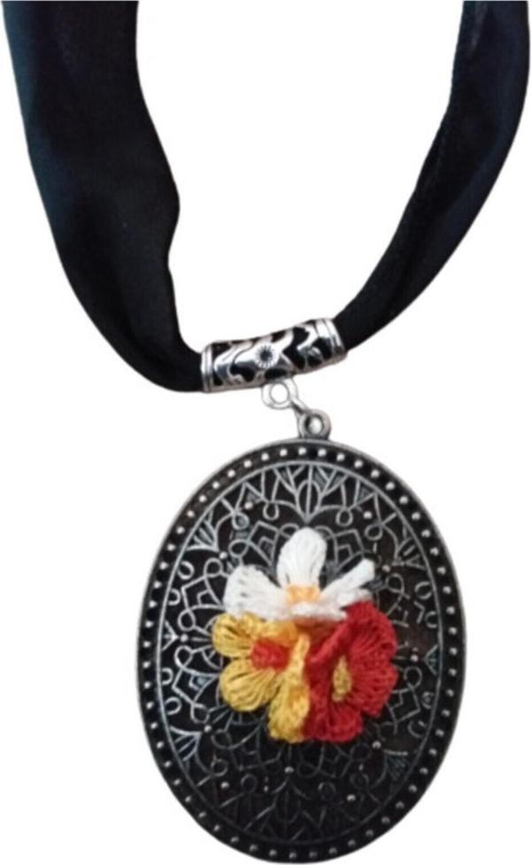 El&Ma Design Siyah Otantik Iğne Oyası Çiçek Motifli Oval Şifon Kolye - Image 1