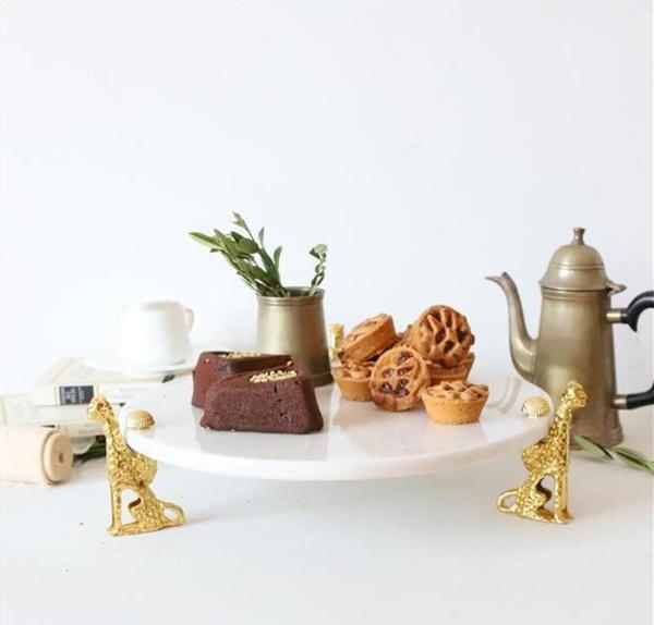 Akayev Mermer Beyaz 30 Cm Altın Çita Ayaklı Sunum Tabağı - Image 1