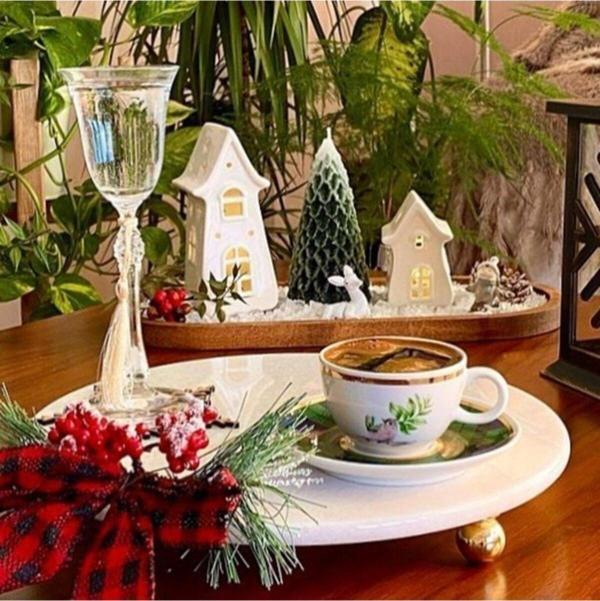 Akayev Mermer 28 Cm Altın Boncuk Ayaklı Beyaz Yuvarlak Sunum Tabağı - Image 1