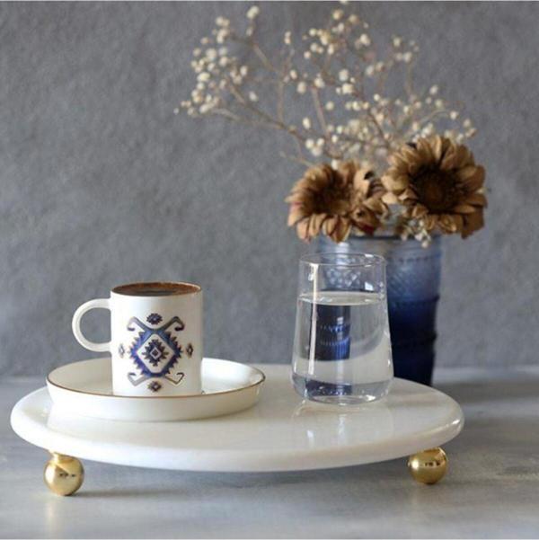 Akayev Mermer 25 Cm Altın Boncuk Ayaklı Beyaz Yuvarlak Sunum Tabağı - Image 1