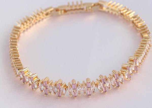 Vip Seri Pirinç Pembe Zirkon Taşlı Gold Renk Baget Model Bileklik - TJ-BB6078 - Image 1