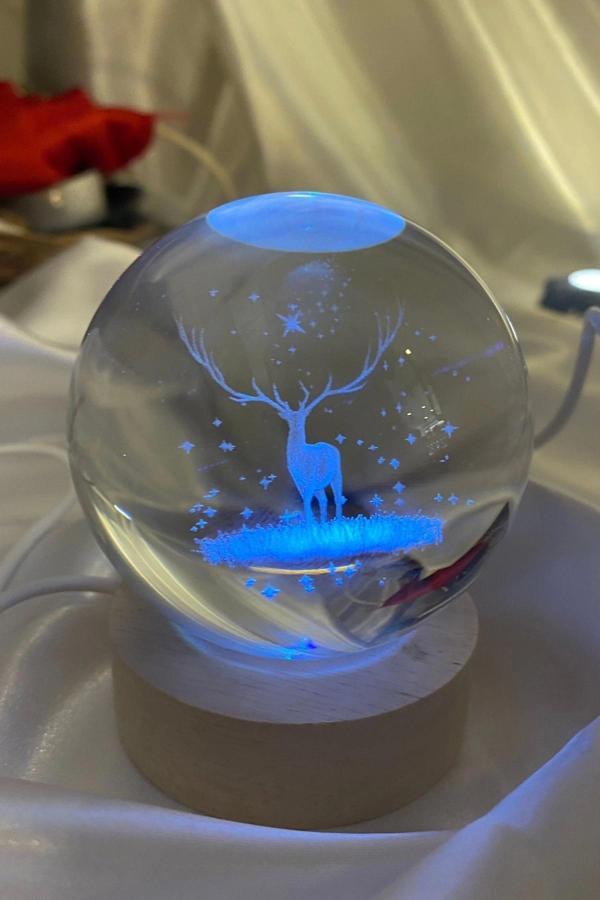 3D Led Işık Cam Küre Çok Işıklı Ahşap Geyik 7 cm - Image 1