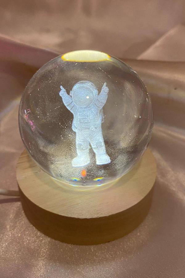 3D Led Işık Cam Küre Tek Renk Günışığı Ahşap Astronot  7 cm - Image 1