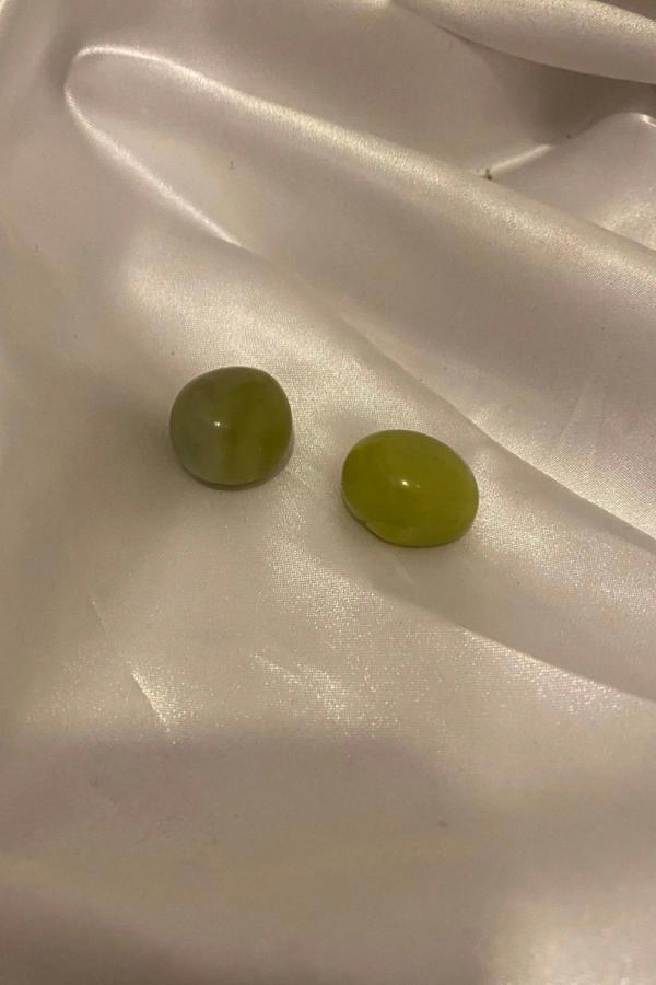 Doğaltaş Zebercet Olivin Peridot taşı Enerji Taşı Bereket Kalp Çakra 2 Adet - Image 1
