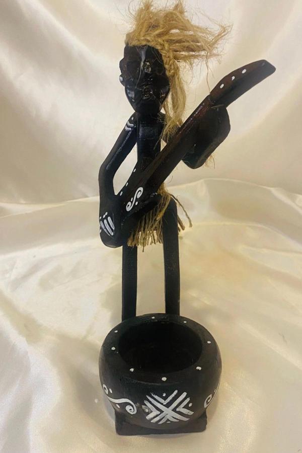 Gitar Çalan Tasarımlı Ahşap Kültablası Pirimifit Ahşap Primitif Yamyam Yerli Aborjin İnkaEl İşi Hand - Image 1