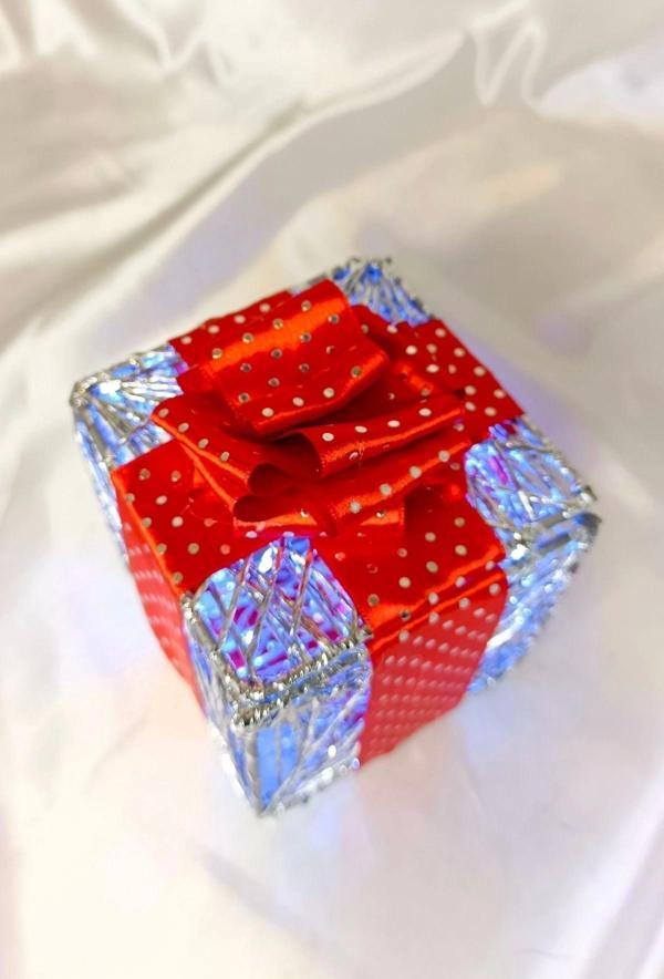 Yılbaşı Ağacı Noel Led Işıklı Hediye Kutusu Paketi Yılbaşı Gümüş 10*10*10 - Image 1