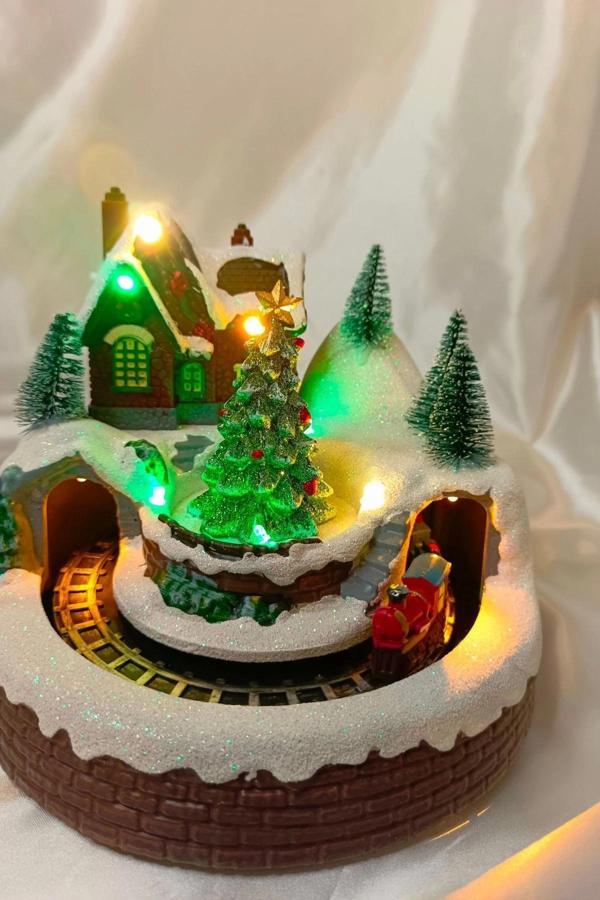 Yılbaşı Noel Köy Tren Kar Küresi Noel Baba Karakter Işık kahve Yeni Yıl Çam Ağacı - Image 1