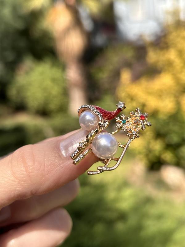 BYM 9002 Yaka İğnesi Broş Taşlı İncili Kaykay Model Kararmaz Gold Kaplamalı Kadın Aksesuar - Image 1